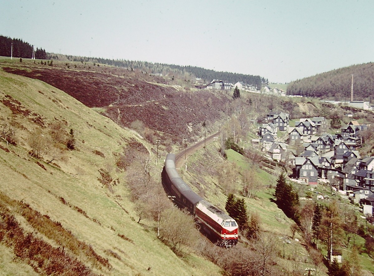 Eine DR 119er mit einem Personenzug am 10.05.1980 bei Lauscha. (Foto: Klaus Pollmcher)