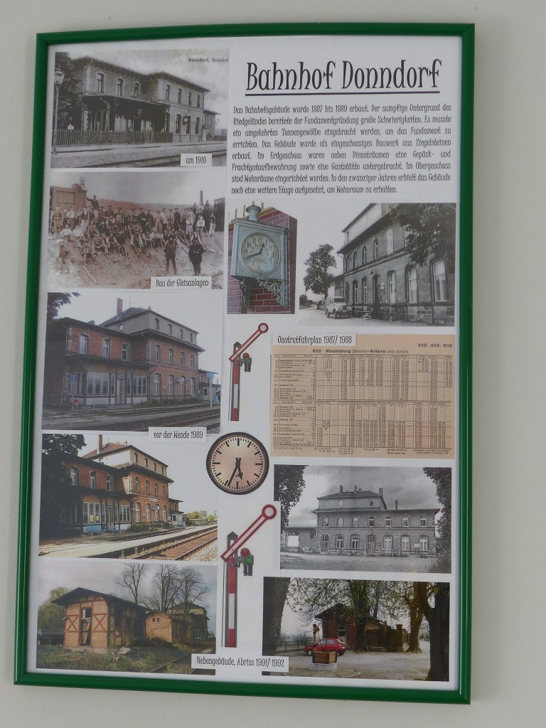 Eine Infotafel zur Geschichte des Bahnhofs von Donndorf, am 01.05.2016 im Bahnhof Donndorf. (Foto: Ralf Kuke)