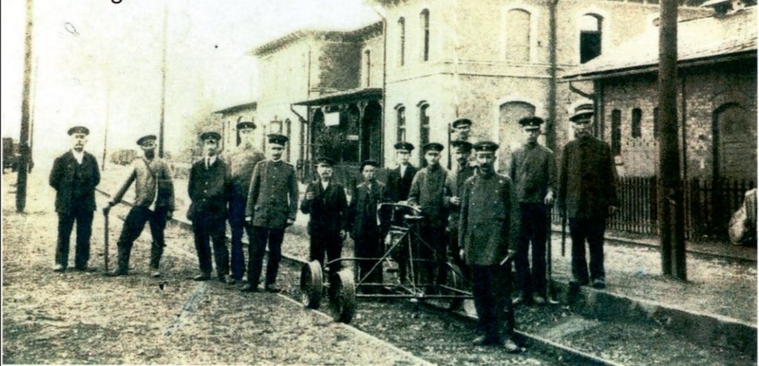 Eisenbahner im Bahnhof Roßleben. Quelle: Heimatgeschichten Facebook