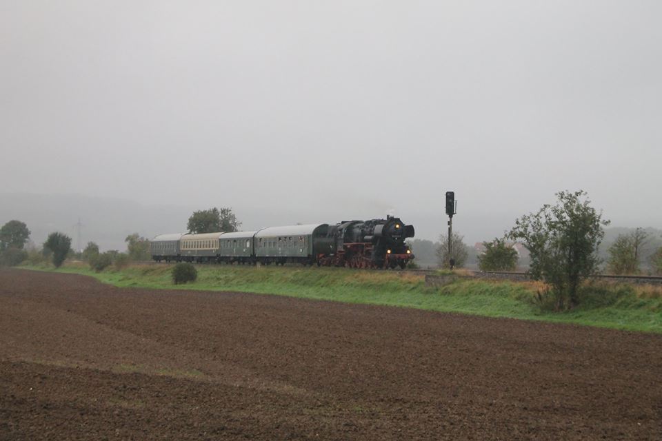 EMBB 52 8154-8 mit dem DPE 79828 von Freyburg nach Leipzig-Plagwitz, am 13.09.2014 bei Kleinjena. (Foto: Philipp Hoffmann)