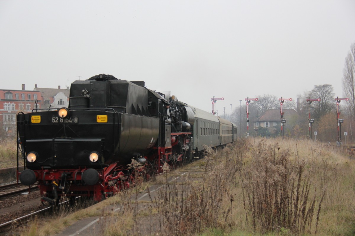 EMBB 52 8154-8 mit dem  Nikolaus-Express  aus Leipzig, am 29.11.2014 in Zeitz. (Foto: Wolfgang Krolop)