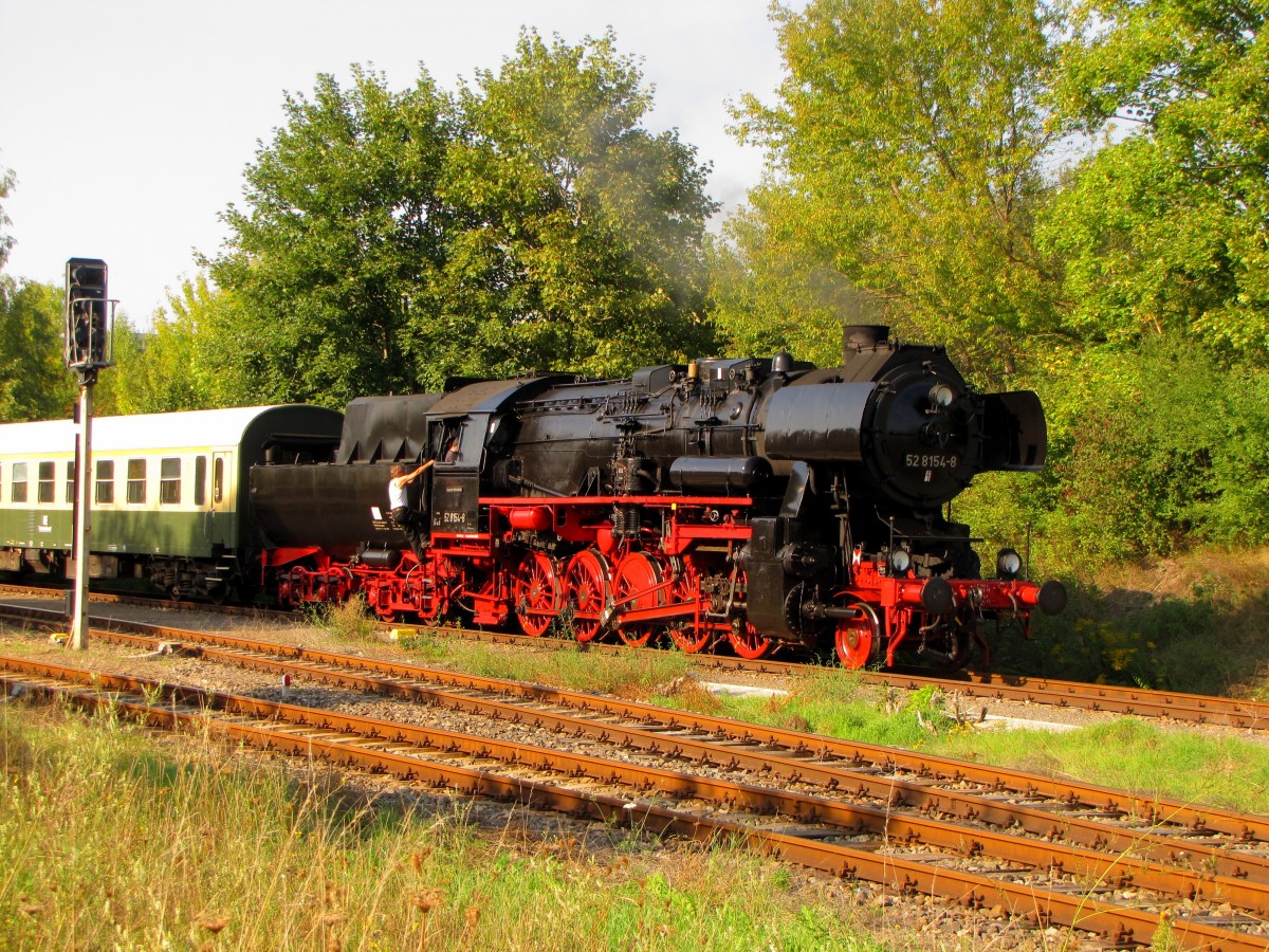 EMBB 52 8154-8 mit dem Winzerfestsonderzug aus Leipzig, am 12.09.2015 in der Abstellung in Karsdorf.