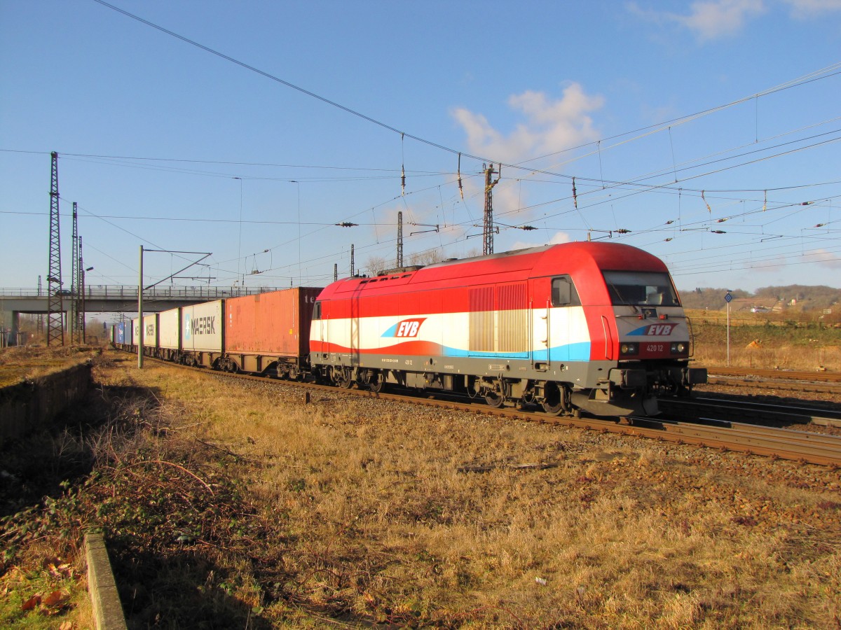 EVB 420 12 mit einem Containerzug von Erfurt nach Hamburg, am 28.02.2015 bei der Ausfahrt in Naumburg Hbf.