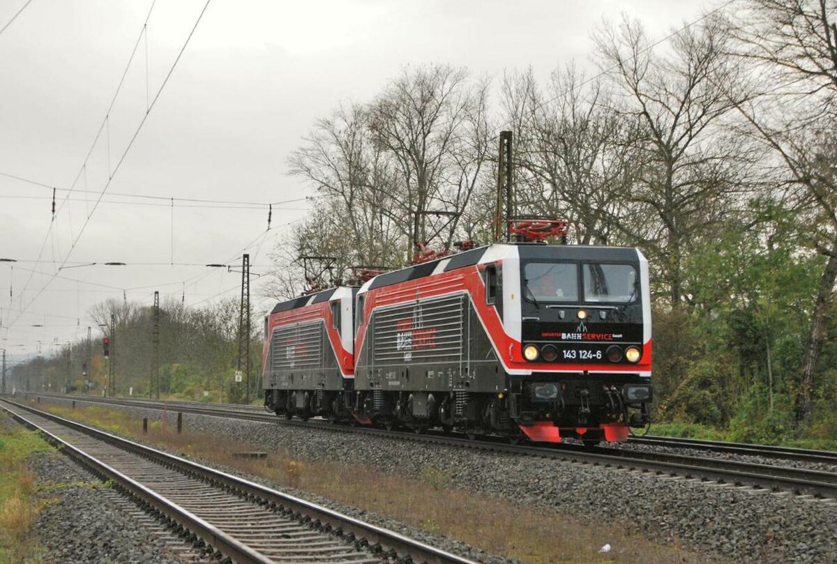 FWK 143 124-6 und 143 056-0 auf der Fahrt von Erfurt nach Karsdorf, am 05.11.2021 in Naumburg Hbf. Ab hier übernahm die EBS 118 719-4 die Traktion. (Foto: Dampflok015)