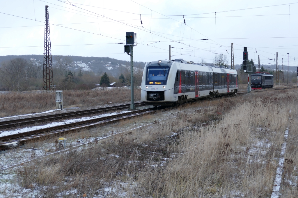 FWK 155 239 + ABRM 1648 923 als  RB 77 (80556) von Naumburg (Saale) Ost nach Wangen (Unstrut), bei der Einfahrt am Bahnsteig 5 in Naumburg (Saale) Hbf am 21.01.2022.