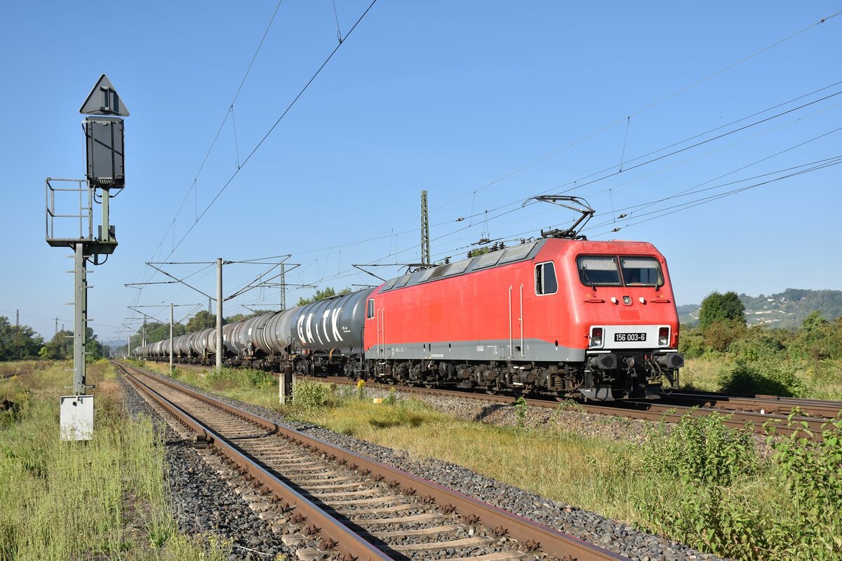 FWK 156 003-6 mit Kesselwagen Richtung Weißenfels, am 15.09.2023 in Naumburg (S) Hbf. (Foto; Maik Köhler)