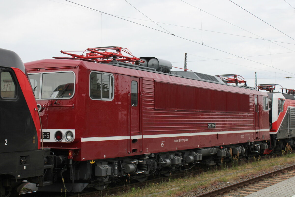FWK 250 195-5 (91 80 6155 195-1 D-FWK) in einem Lokzug nach Karsdorf, am 16.06.2023 in Naumburg (S) Hbf. 