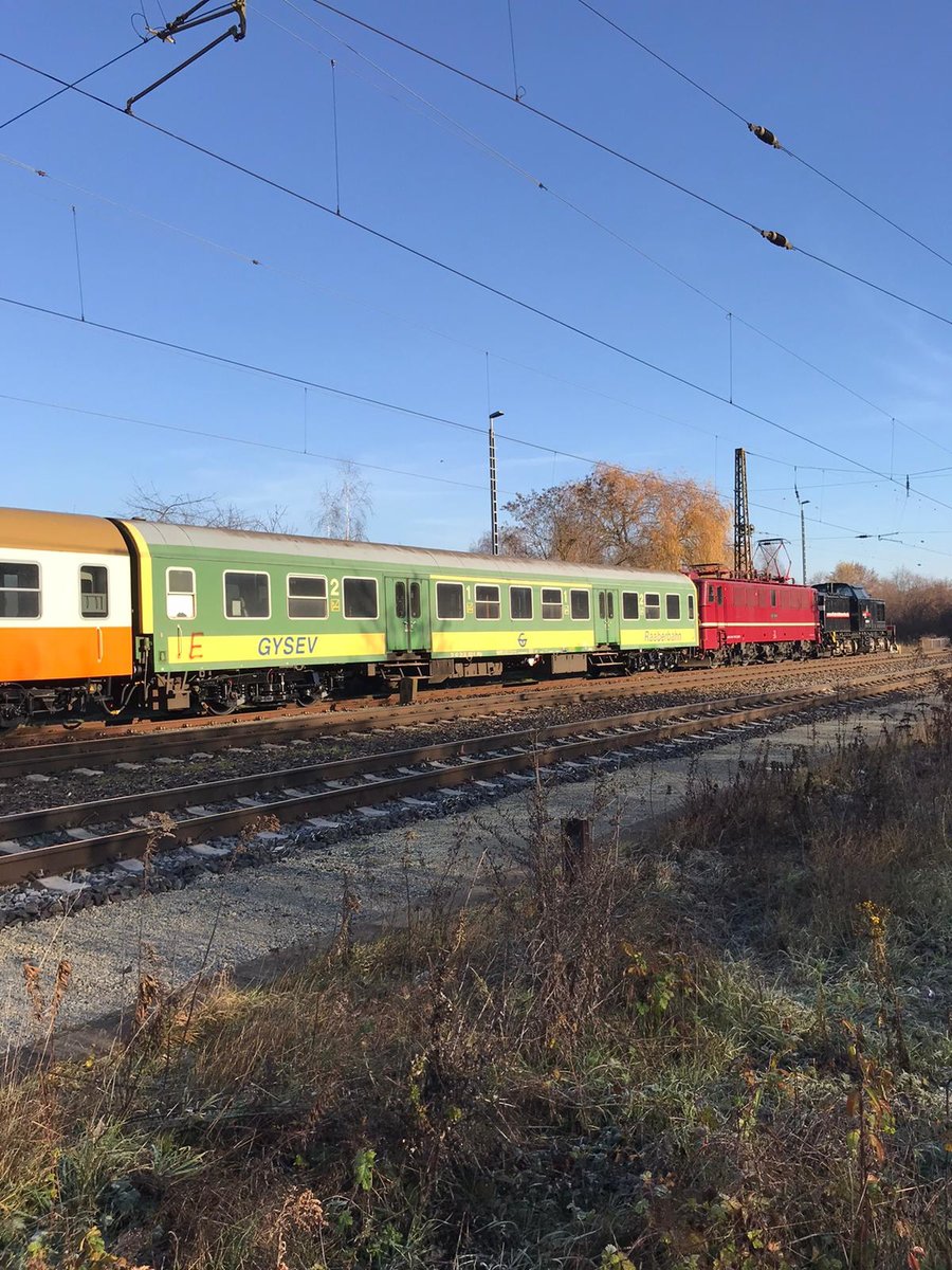GYSEV Zrt Raaberbahn AG 51 43 31-30 002-0 am 04.12.2019 in Naumburg Hauptbahnhof. Dahinter steht die EBS 142 145 + 202 597. (Foto: Wolfgang Krolop)