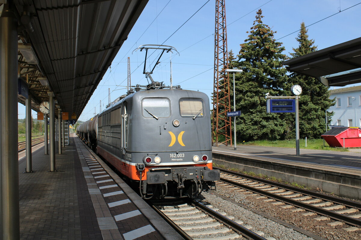 Hector Rail 162.033  Metropolis  (91 80 6 151 027-0 D-HCTOR) mit Kesselwagen Richtung Bad Kösen, am 09.05.2023 in Naumburg (S) Hbf.