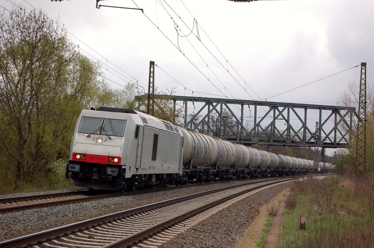 HSL 285 102-0 mit Kesselwagen Richtung Bad Kösen, am 16.04.2014 in Naumburg Hbf. (Foto: dampflok015)