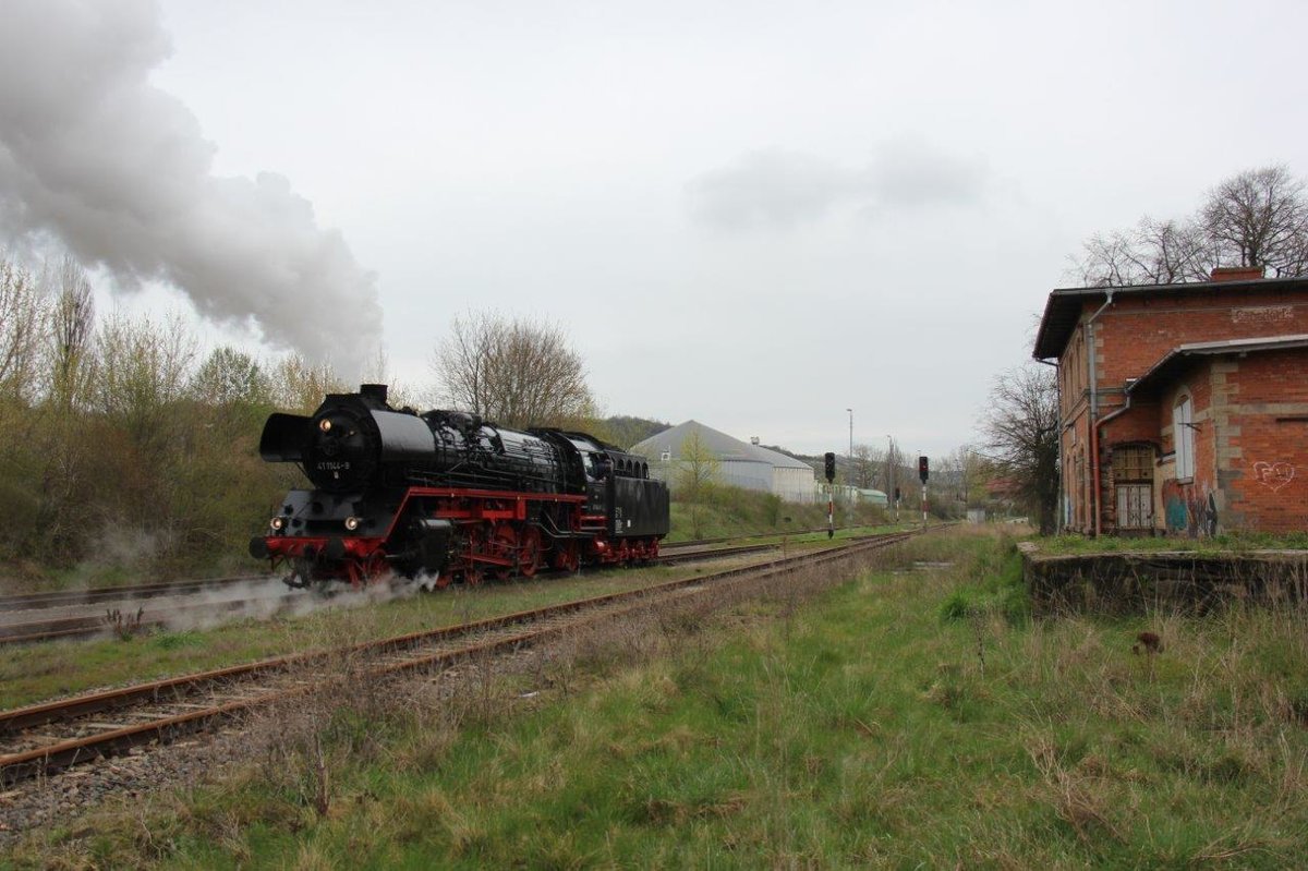 IGE Werrabahn 41 1144-9 am 17.04.2016 beim umsetzen in Karsdorf. Sie brachte den  Rotkäppchen-Express I  aus Eisenach nach Freyburg. (Foto: Wolfgang Krolop)