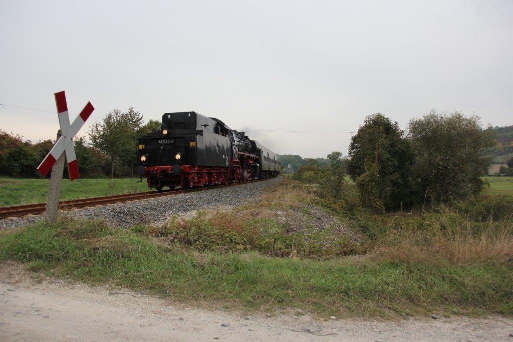 IGE Werrabahn 41 1144-9 mit dem leeren RE 16194 von Karsdorf nach Freyburg und weiter als  Rotkppchen-Express II  nach Eisenach, am 05.10.2013 bei Balgstdt. (Foto: Wolfgang Krolop)
