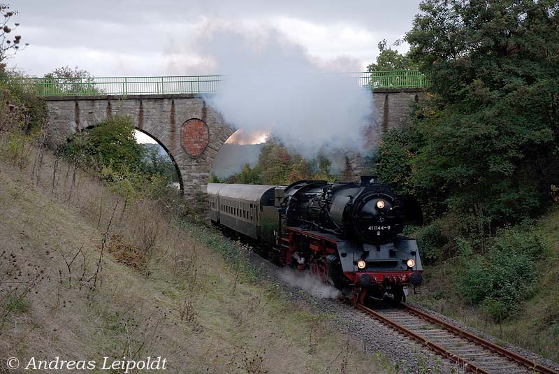 IGE Werrabahn 41 1144-9 mit dem RE 16583  Rotkäppchen-Express II  von Altenburg nach Freyburg, am 04.10.2009 bei Wethau. (Foto: Andreas Leipoldt)