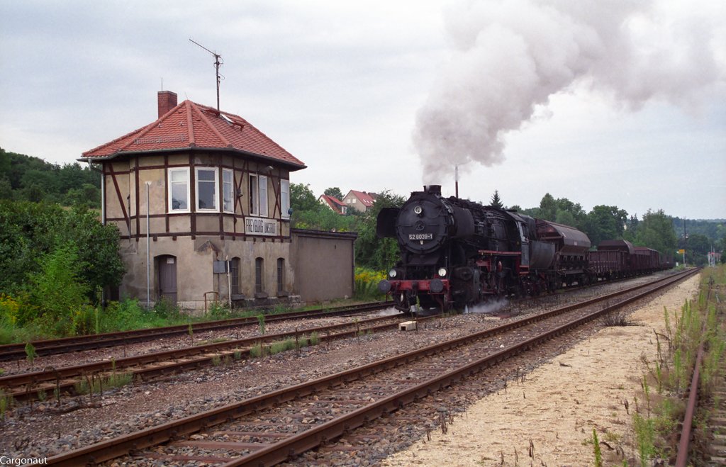 IGE Werrabahn 52 8039-1 mit einem Fotogüterzug aus Sondershausen, am 24.08.1996 nach der Ankunft im Bahnhof Freyburg. (Foto: Kay Baldauf)