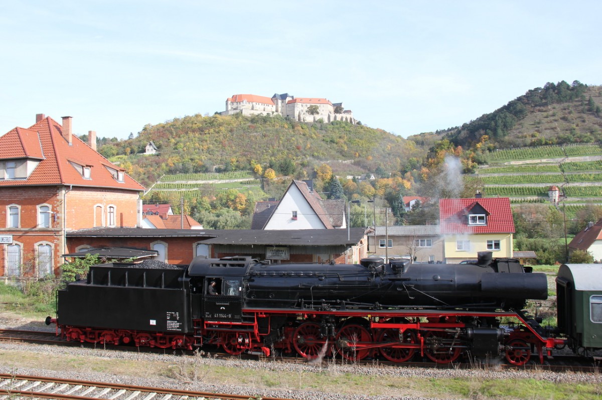 IGE Werrabahn Eisenach 41 1144-9 mit dem RE 16278  Rotkäppchen-Express II  aus Altenburg, am 18.10.2014 beim Kreuzungshalt in Freyburg Bbf. (Foto: Wolfgang Krolop) 