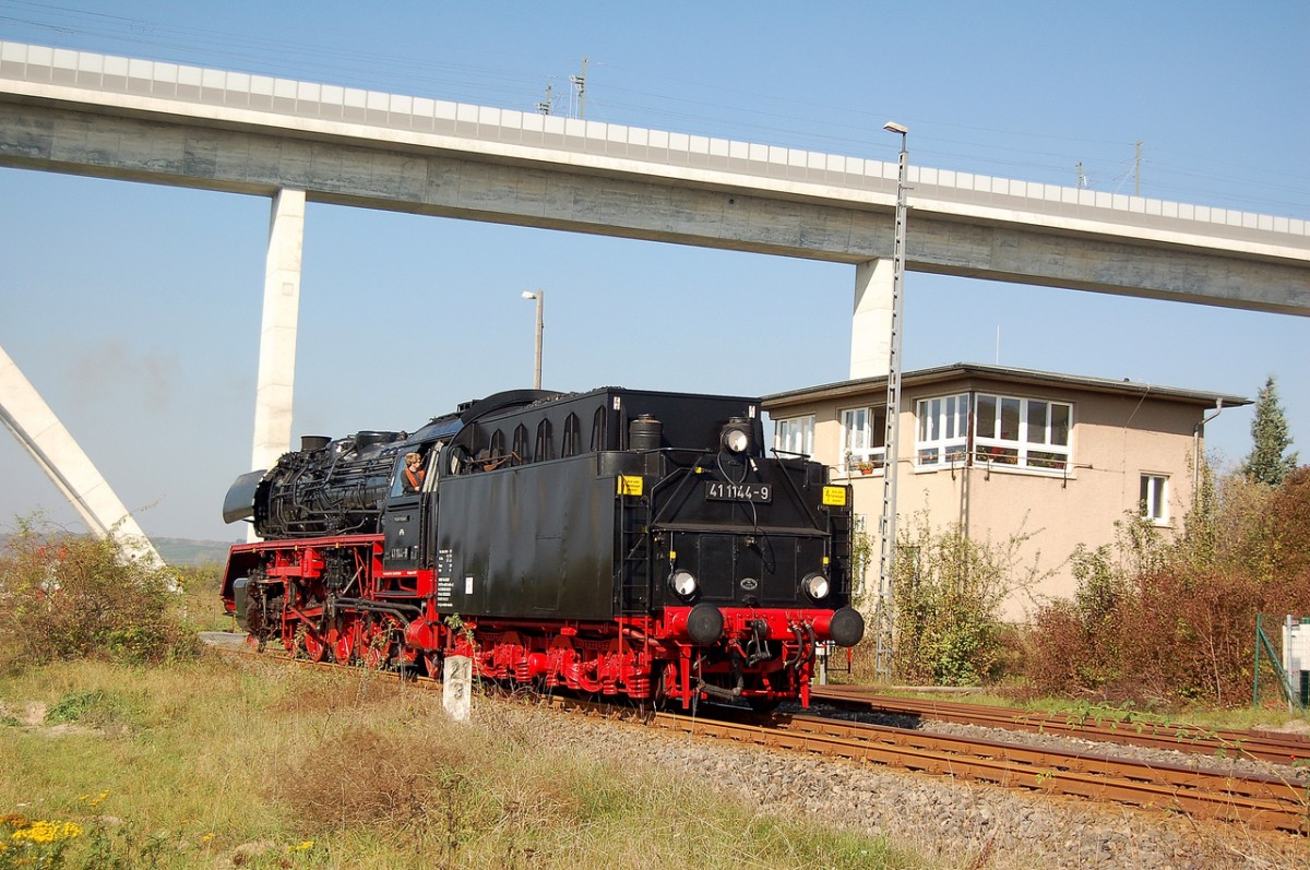 IGE Werrabahn-Eisenach 41 1144-9 am 04.10.2014 beim umsetzen in Karsdorf Bbf. Sie brachte den  Rotkäppchen Express I  aus Bad Hersfeld nach Freyburg. (Foto: dampflok015)