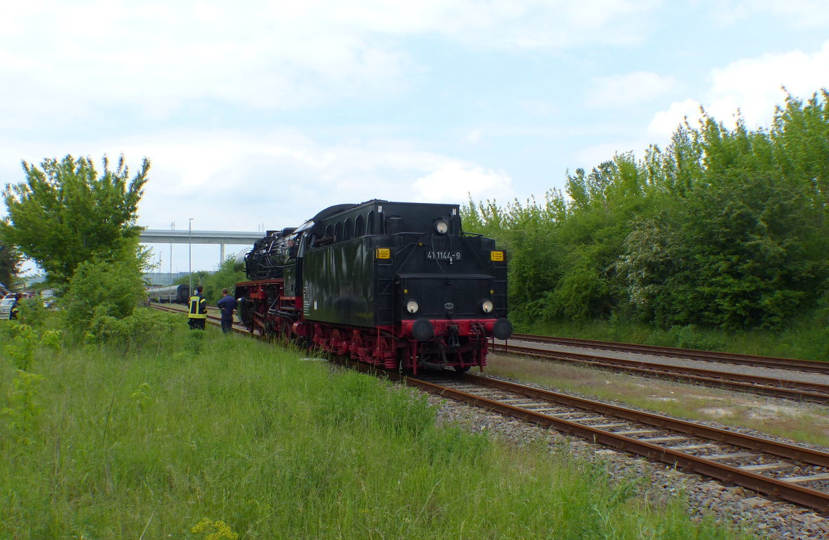 IGE Werrabahn-Eisenach 41 1144-9 ams 21.05.2017 beim umsetzen in Karsdorf. Sie brachte zuvor den leeren  Rotkäppchen-Express I  aus Freyburg zur Abstellung.