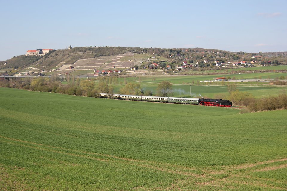 IGE Werrabahn-Eisenach 41 1144-9 mit dem RE 16278  Rotkäppchen-Express I  von Freyburg nach Eisenach, am 19.04.2015 bei Nißmitz. (Foto: Wolfgang Krolop)