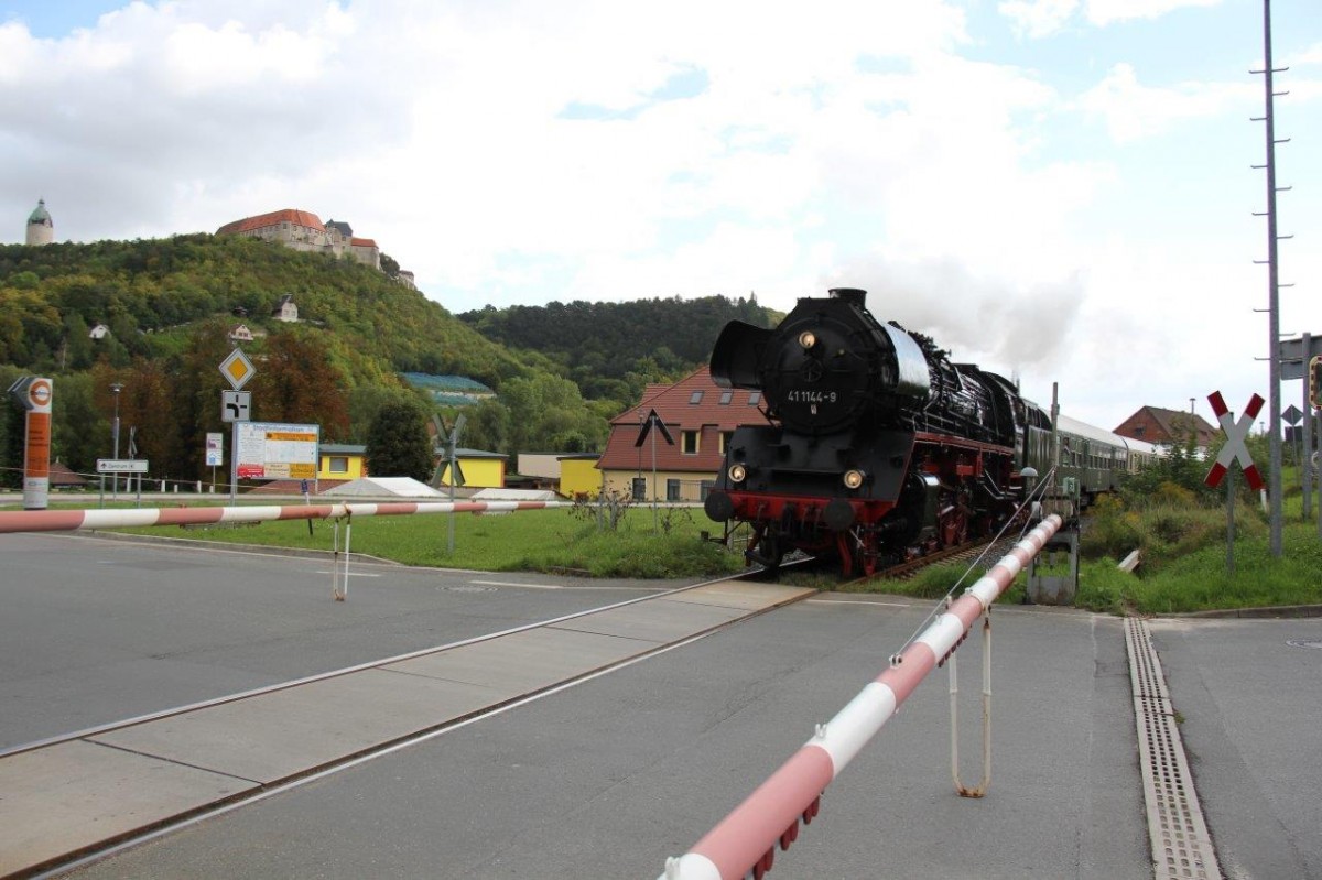 IGE Werrabahn-Eisenach 41 1144-9 mit dem RE 16278  Rotkäppchen-Express II  aus Altenburg, am 27.09.2015 in Freyburg. (Foto: Wolfgang Krolop)