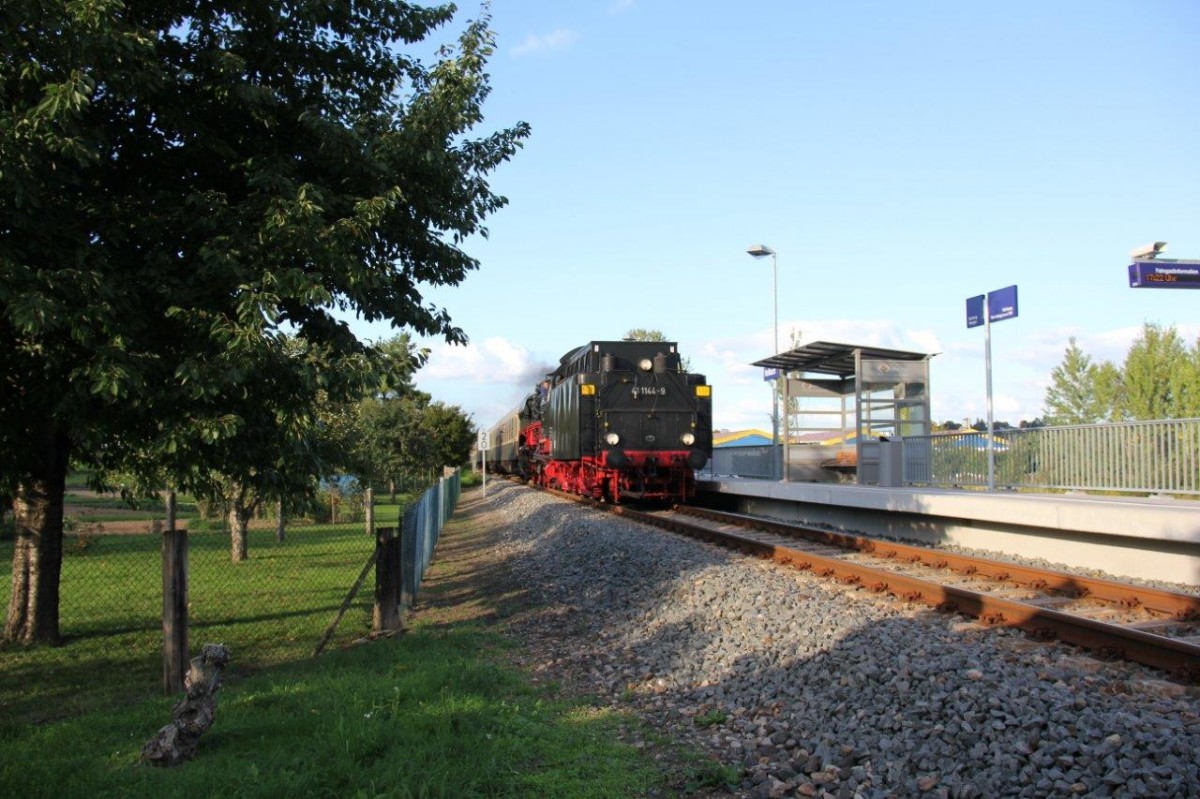 IGE Werrabahn-Eisenach 41 1144-9 mit dem RE 16277  Rotkäppchen-Express II  von Freyburg nach Altenburg, am 27.09.2015 bei der Durchfahrt in Roßbach. (Foto: Wolfgang Krolop)