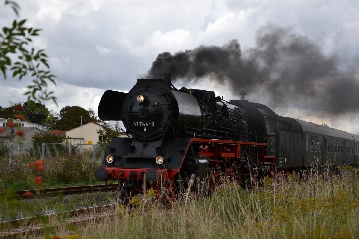 IGE Werrabahn-Eisenach 41 1144-9 mit dem leeren  Rotkäppchen-Express II  aus Freyburg, am 27.09.2015 in Laucha. (Foto: Roberto Franke)