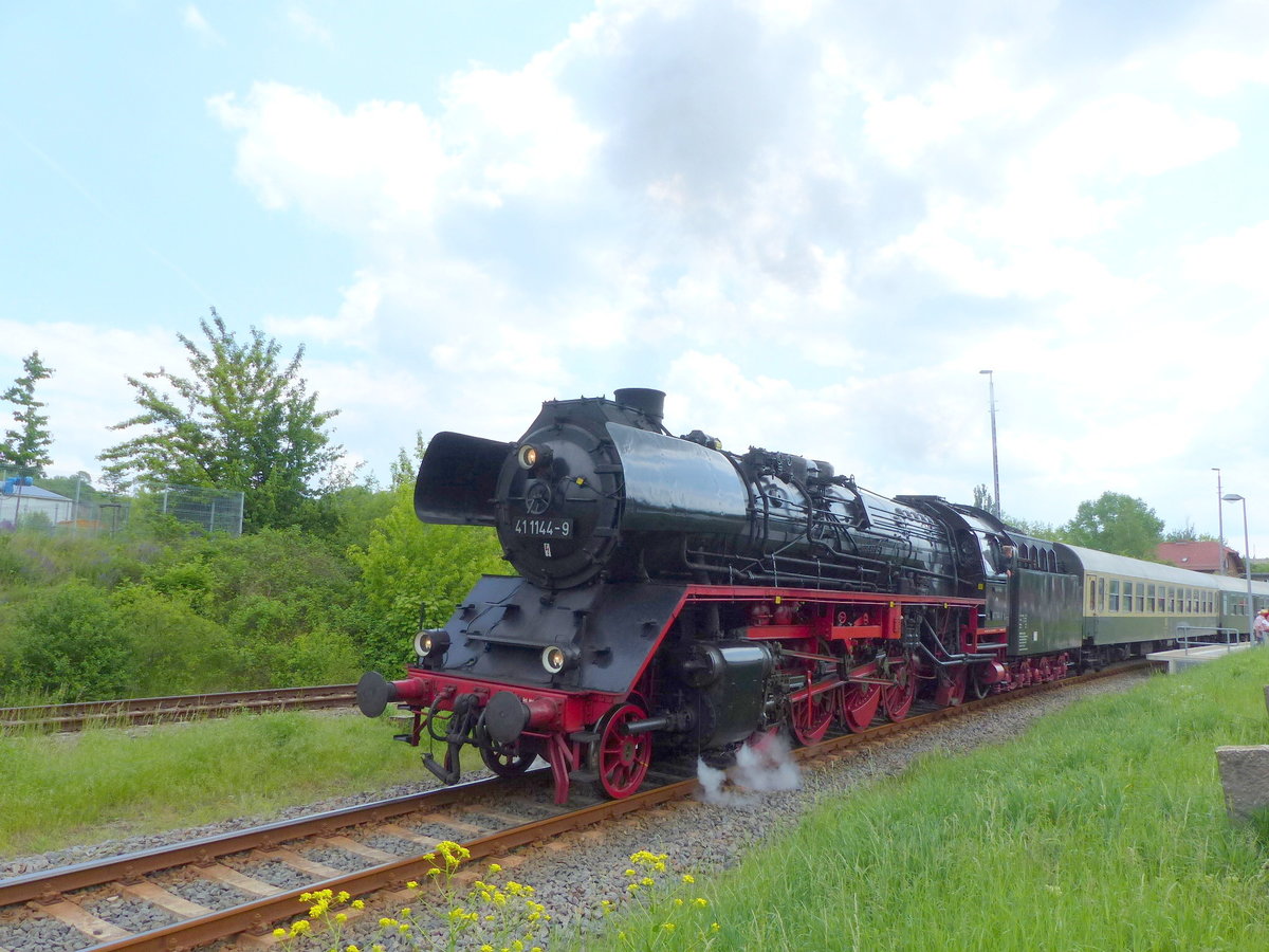 IGE Werrabahn-Eisenach 41 1144-9 mit dem leeren  Rotkäppchen-Express I  aus Freyburg, am 21.05.2017 in Karsdorf. Der Sonderzug kam zuvor aus Altenburg in die Weinstadt.
