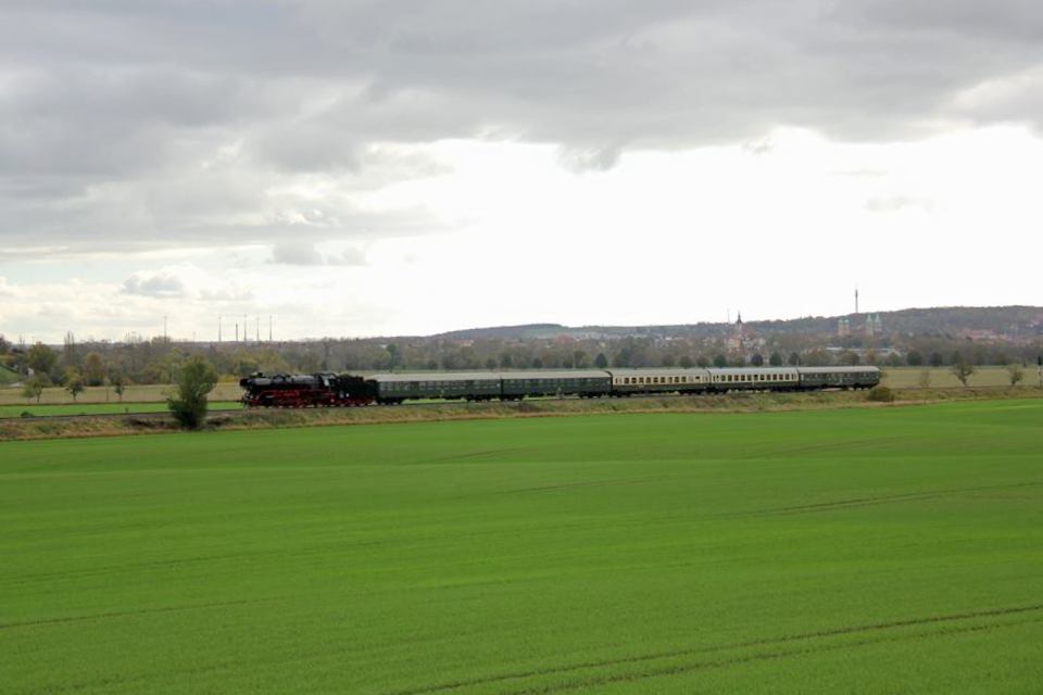 IGE Werrabahn-Eisenach 41 1144-9 mit dem  Rotkäppchen-Express II  von Eisenach nach Freyburg, am 22.10.2017 zwischen Kleinjena und Freyburg. (Foto: Wolfgang Krolop)