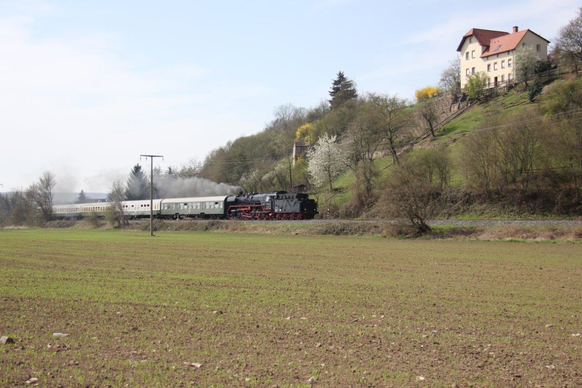 IGE Werrabahn-Eisenach 41 1144-9 mit dem RC 16991  Rotkäppchen-Express I  von Eisenach nach Freyburg, am 15.04.2018 bei Roßbach. (Foto: Wolfgang Krolop)