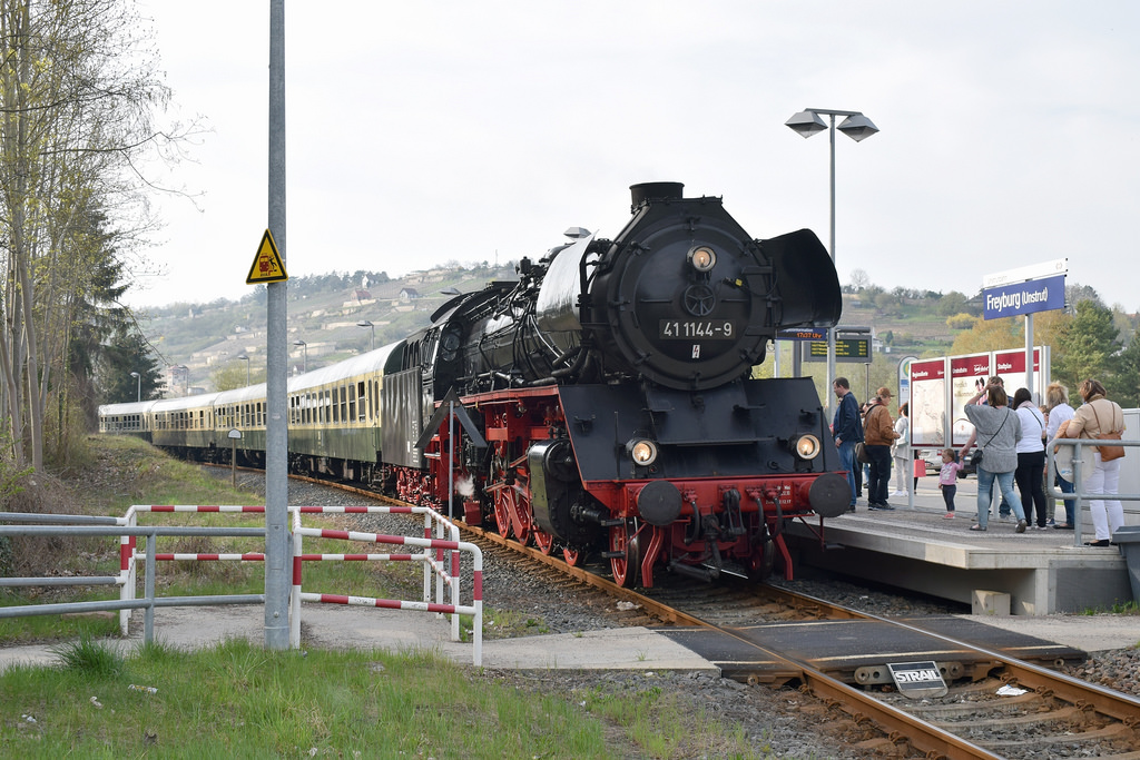 IGE Werrabahn-Eisenach 41 1144-9 mit dem RC 16992  Rotkäppchen-Express I  nach Eisenach, am 15.04.2018 in Freyburg. (Foto: Marcel Grauke)