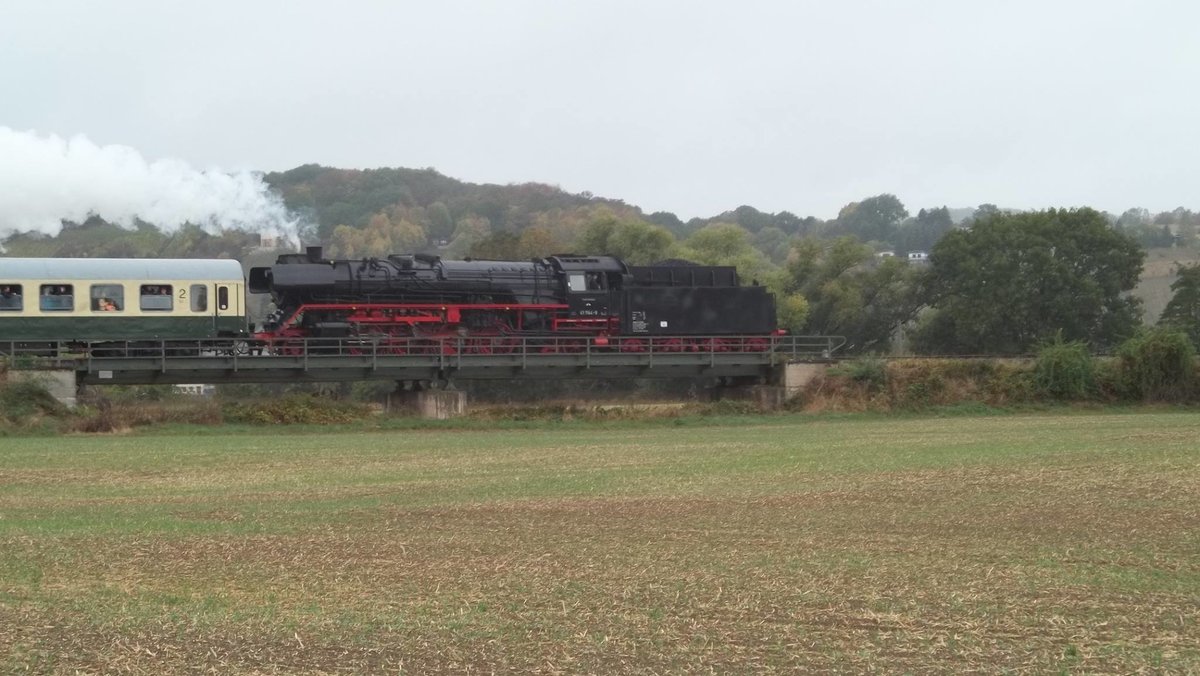 IGE Werrabahn-Eisenach 41 1144-9 mit dem  Rotkäppchen-Express II  von Gera Hbf nach Freyburg, am 23.09.2018 in Roßbach. (Foto: Jürgen Löschner) 