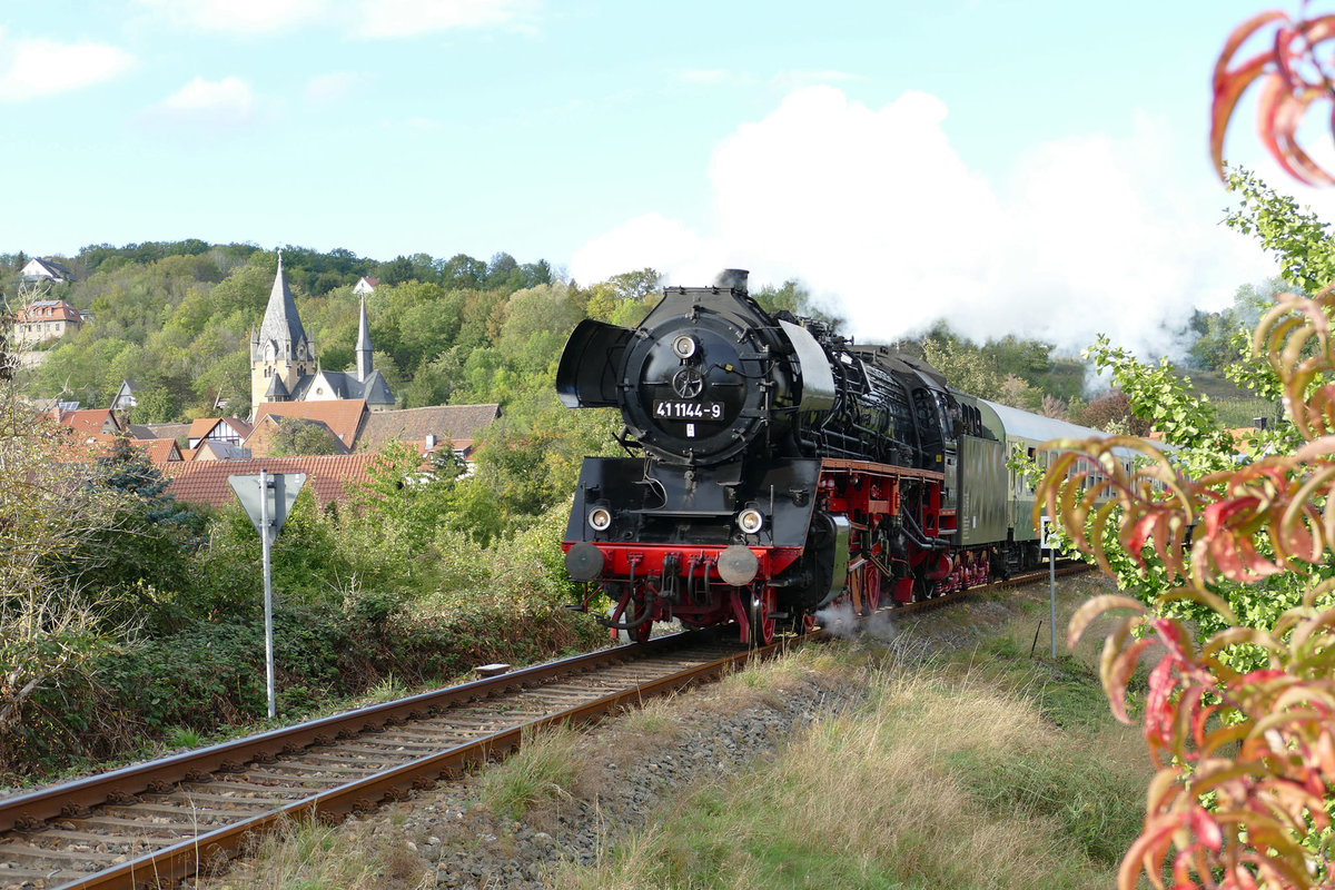 IGEW 41 1144-9 mit dem RE 16595  Rotkäppchen-Express II  von Freyburg nach Zeulenroda unt Bf, am 10.10.2020 in Roßbach. (Foto: Wolfgang Krolop)