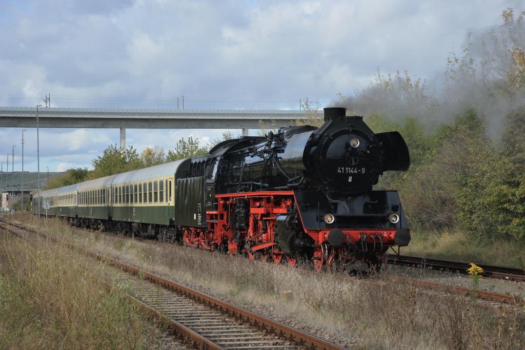 IGEW 41 1144-9 mit dem Lr 16595 nach Freyburg, am 10.10.2020 in Karsdorf. (Foto: dampflok015)