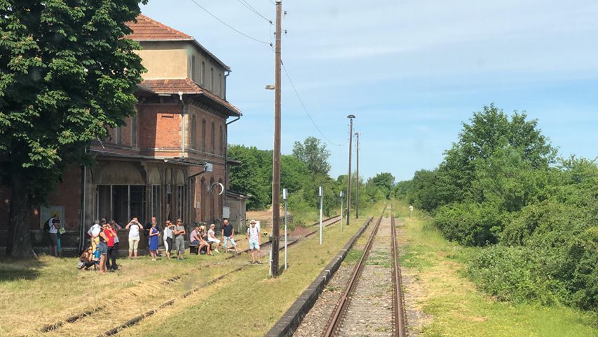 Im Bahnhof Donndorf, mit zahlreichen Fahrgästen die zur  Saale-Weinmeile  mit dem Zug fahren möchten, am 09.06.2019; (Foto: Jan Krehl, railmen.com, Deutsche Regionaleisenbahn/Wisentatalbahn)