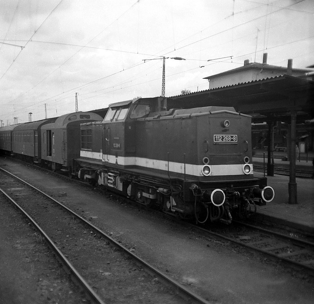 Im Jahr 1986 steht die DR 112 268-8 mit dem P 15210 nach Artern abfahrbereit in Naumburg Hbf. (Foto: Roland Reimer)