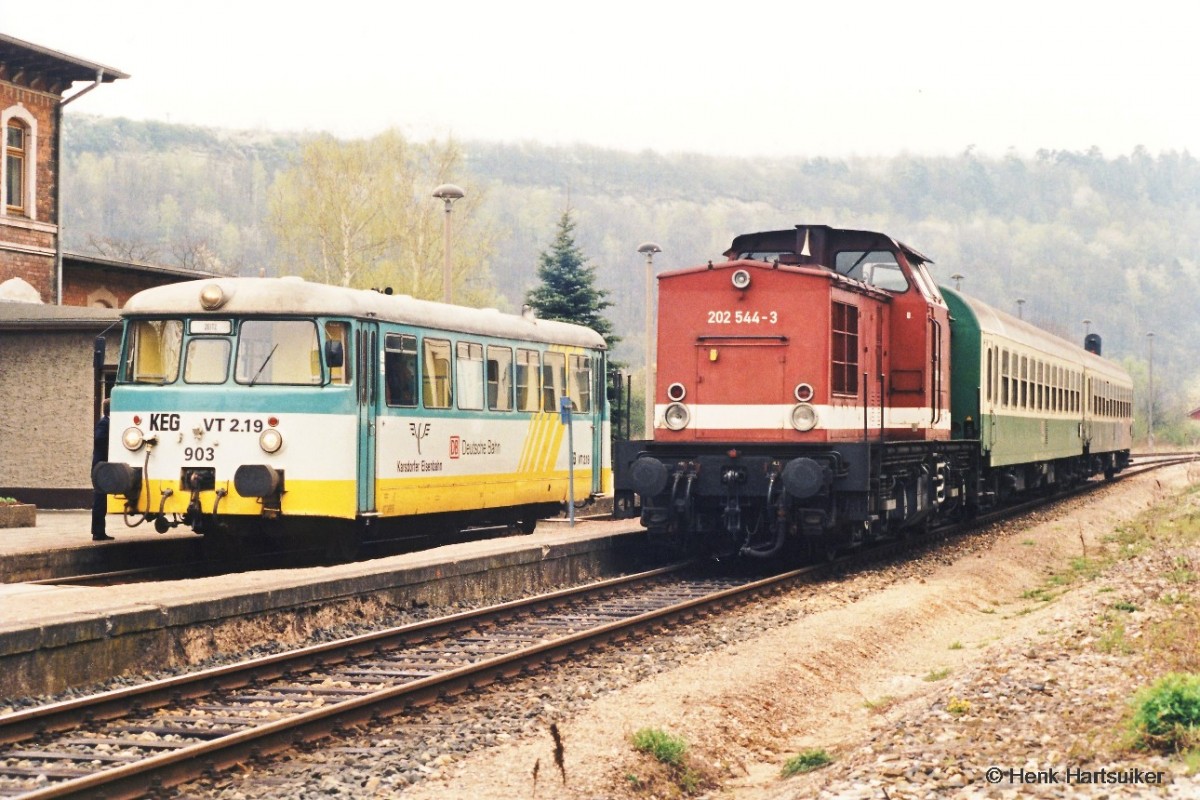 Im Jahr 1997 lösten die KEG MAN Schienenbuse allmählich die lokbespannten Personenzüge auf der Unstrutbahn ab. Am 25.04.1997 steht der KEG VT 2.19 als RB nach Zeitz abfahrbereit in Nebra, während die DB 202 544-3 vermutlich später als RB nach Naumburg/Saale unterwegs ist. (Foto: Henk Hartsuiker)