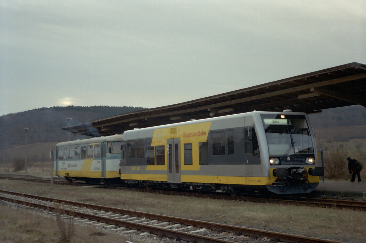 Im Jahr 1999 fand auf der #Unstrutbahn ein relativ kurzer Mischbetrieb zwischen den KEG LVT/S und den MAN-Schienenbussen statt, bis die restlichen 672er einsatzbereit waren. Meist fand solch eine Zusammenstellung nur bei einer Werkstattzuführung nach Karsdorf statt. Der KEG VT 3.01 verkehrt hier als RB von Naumburg Hbf nach Nebra nahm den KEG VT 2.15  Unstrutbahn  als gebremsten Wagen ohne Reisende mit.
Jörg Berthold fotografierte das Gespann an einem Januartag 1999 im Bahnhof Laucha an der Unstrut.