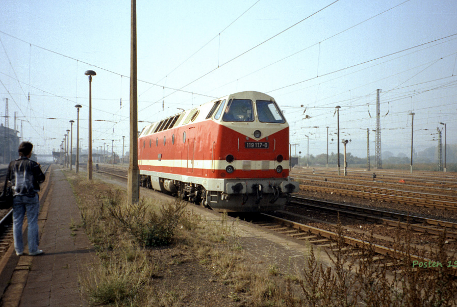 Im Oktober 1991 setzt die DR 119 117-0 in Naumburg Hbf nach der Ankunft mit einem Personenzug von der Saalebahn um. (Foto: Jörg Berthold)