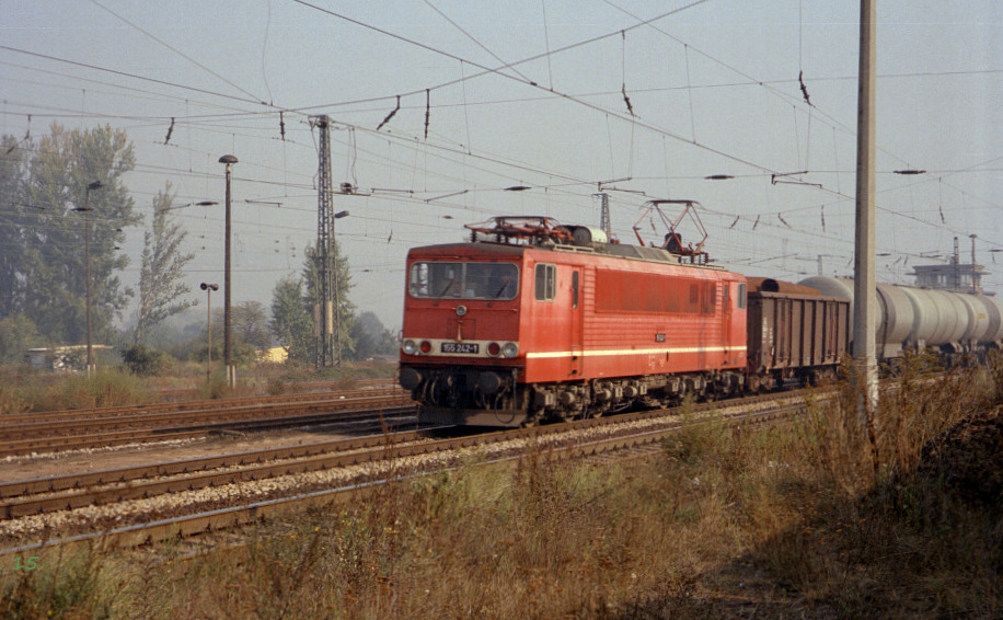 Im Oktober 1991 war die DR 155 242-1 in Naumburg Hbf mit einem Güterzug in Richtung Bad Kösen unterwegs. (Foto: Jörg Berthold)