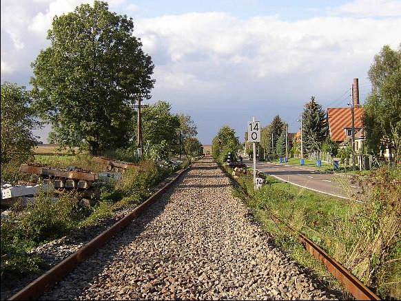 Im Oktober 2006 fanden zwischen Laucha und Karsdorf Gleisbauarbeiten statt, bei denen das Unstrutbahngleis erneuert wurde. Klaus Pollmächer fotografierte am 05.10.2006 das Gleisbett in der Nebraer Straße in Laucha.