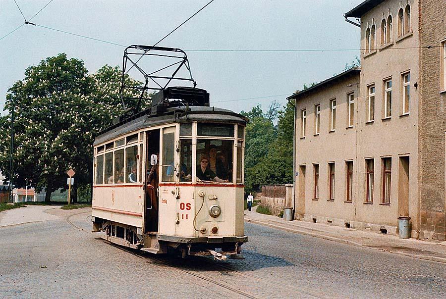 Im Sommer 1979 kommt Tw 11 vom Hauptbahnhof und wird gleich in die Ausweichstelle am Moritzplatz einfahren. (Foto: Bernd Dtsch)