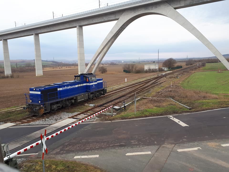 InfraLeuna 206 brachte am 19.02.2019 leere Kesselwagen zur Abstellung nach Vitzenburg und ist hier in Karsdorf Lz in Richtung Naumburg unterwegs. (Foto: Jens Hermann)