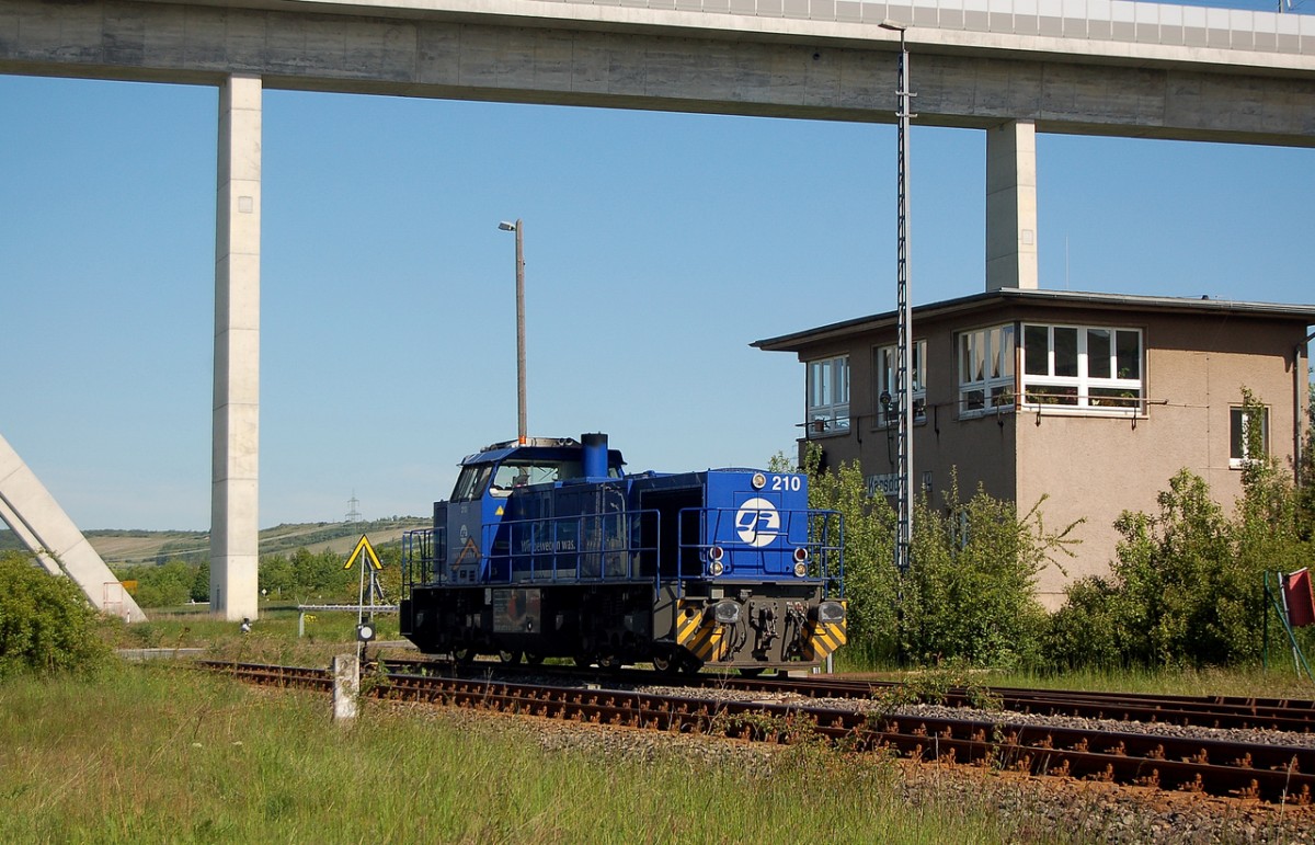 InfraLeuna 210 am 16.05.2014 beim umsetzen in Karsdorf Bbf. Sie brachte leere GATX Kesselwagen aus Großkorbetha zur Abstellung bei der EBS. (Foto: dampflok015)