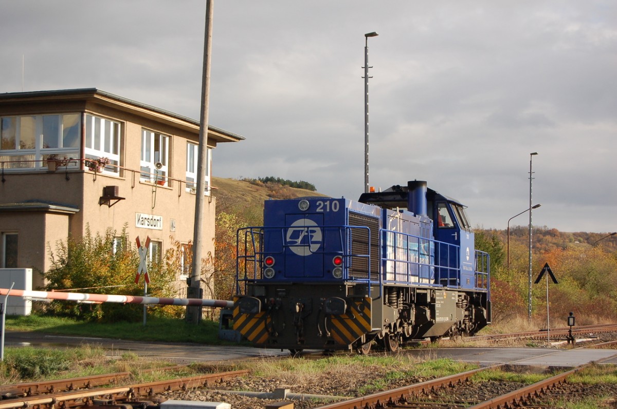 InfraLeuna 210 brachte am 24.10.2013 den DGS 95725 (leere Kesselwagen) aus Grokorbetha nach Karsdorf. Hier rangiert sie danach neben dem Stellwerk W4 in Karsdorf. (Foto: dampflok015)