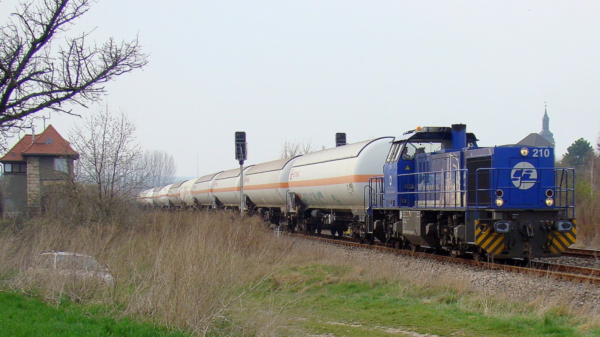 InfraLeuna 210 mit leeren Ermewa-Kesselwagen, am 31.03.2014 in Laucha, auf der Fahrt von der Abstellung in Kardorf zurück nach Großkorbetha. (Foto: Günther Göbel)