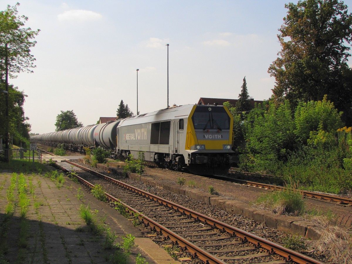 InfraLeuna 263 006-9 mit Kesselwagen von Großkorbetha zum Tanklager Lederhose, am 22.08.2013 bei der Durchfahrt in Theißen.