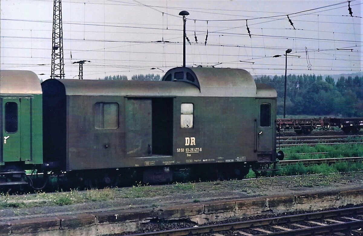 Irgendwann im Jahr 1991 stand der DR 50 50 93-26 477-6 Daa Gepäckwagen am Bahnsteig 5 in Naumburg (S) Hbf. Der Zug fuhr später wahrscheinlich auf der Unstrutbahn Richtung Nebra. (Foto: Peter Krischok)