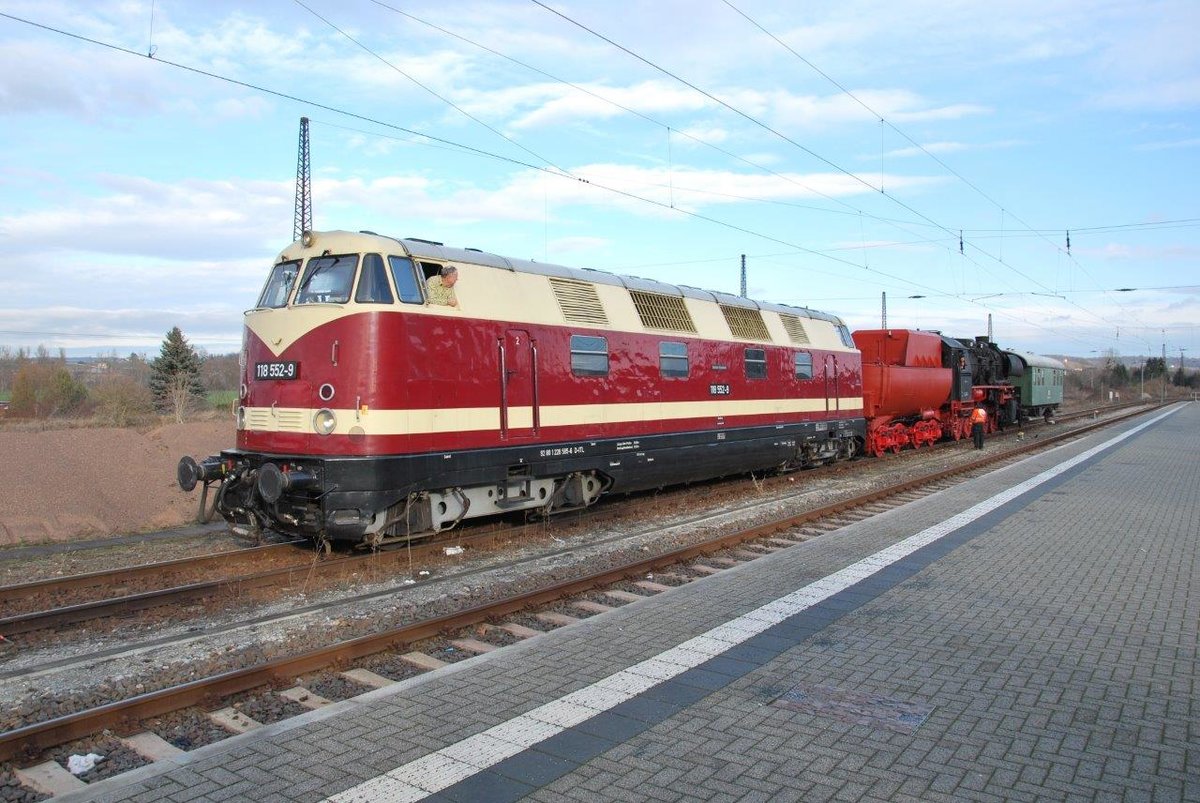 ITL 118 552-9 überführte am 20.12.2018 die OSEF 52 8141 als DLr 93281 von Löbau (Sachs) nach Meiningen. Hier zu sehen bei einer Pause in Naumburg Hbf. (Foto: Mario Fliege)