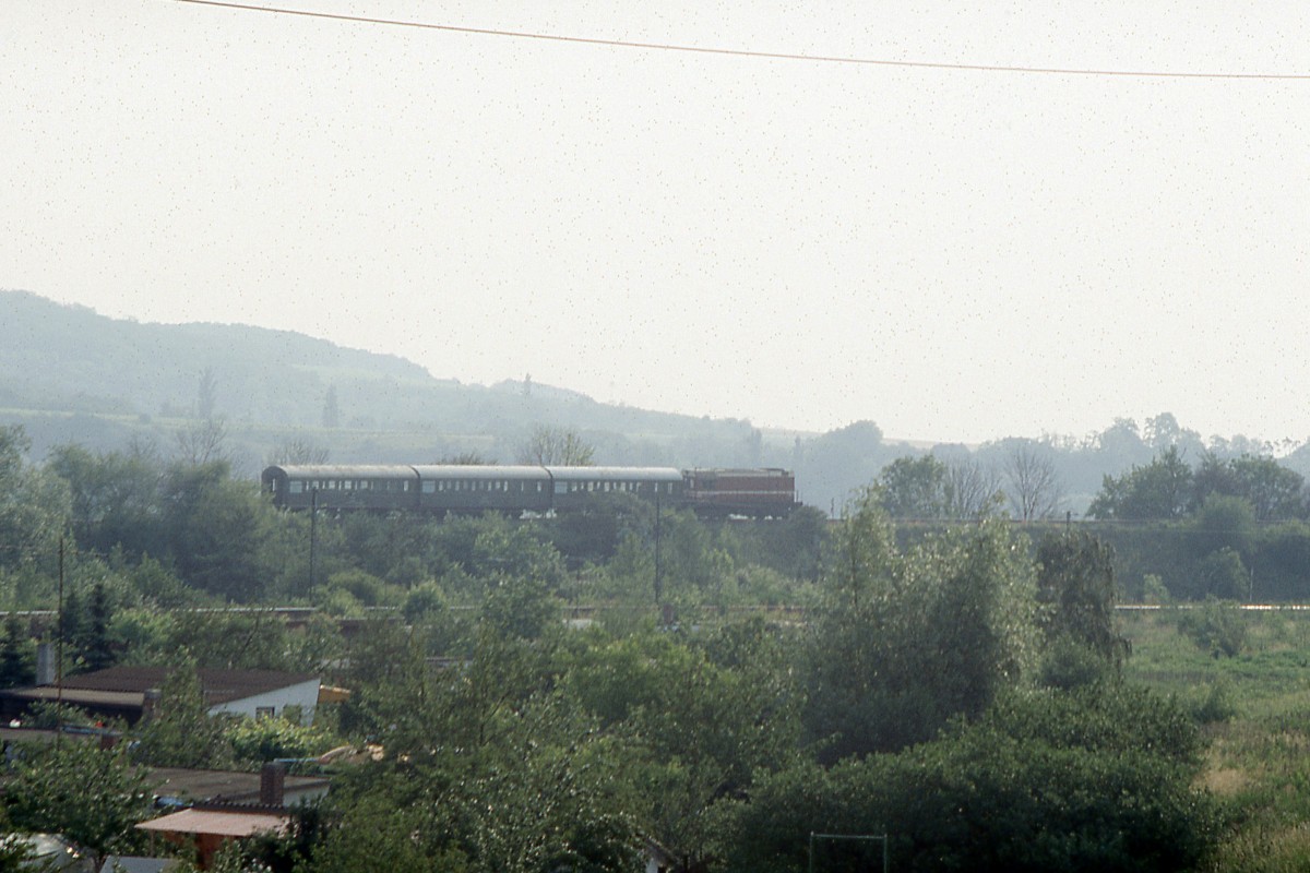 KEG 004 mit dem Sonderzug 76111 Richtung Naumburg Ost, am 20.06.1992 kurz vor dem berfhrungsbauwerk der Thringer Bahn in Naumburg Hbf. (Foto: Roland Reimer)