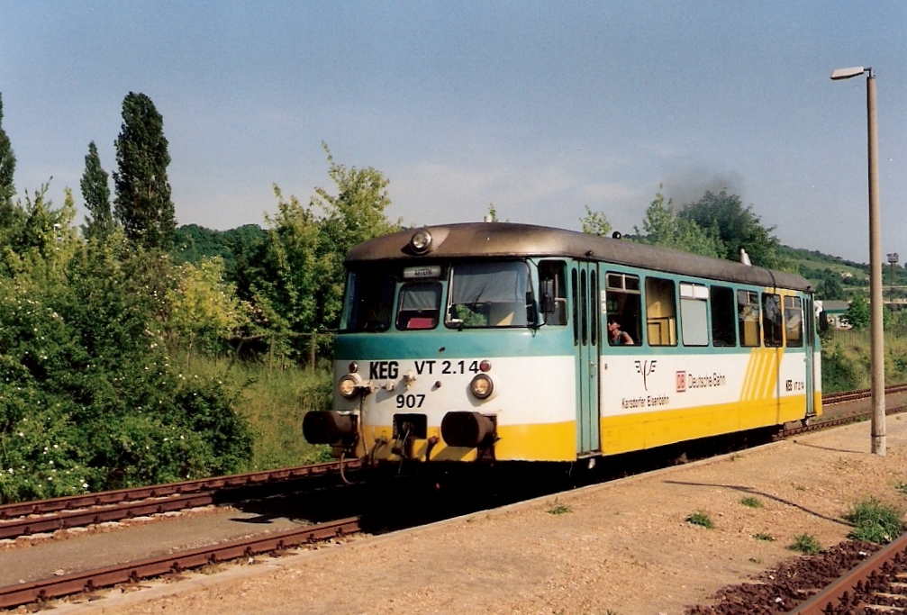 KEG 907 als RB von Naumburg nach Artern, am 03.06.1998 im Bf Karsdorf. (Foto: Günther Klebes)