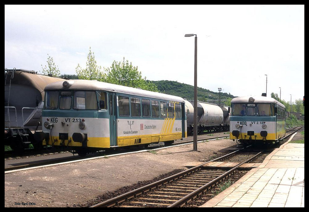 KEG VT 2.13 als RB Richtung Naumburg und KEG VT 2.18 als RB Richtung Nebra, am 19.05.1996 während der Zugkreuzung in Karsdorf. (Foto: Gerd Hahn)
